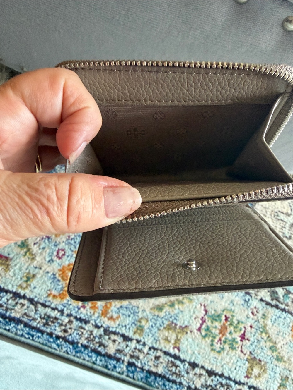 Tory Burch Pebbled Leather Compact Card Case in Taupe - Picture 4 of 4